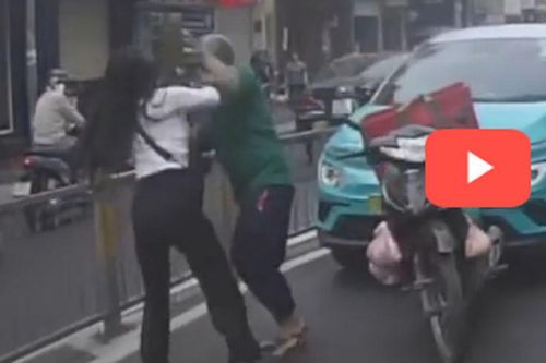 Clip: Nữ tài xế công nghệ hung hăng đánh nhau với người giao hàng giữa phố sau va chạm giao thông