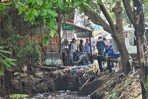 Rùng mình phát hiện thi thể người phụ nữ nổi trên kênh nước đen ngòm, đặc quánh rác thải ở TP.HCM