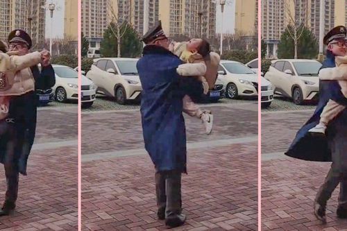 Bố mẹ đón muộn, bác bảo vệ trường mẫu giáo an ủi bé gái bằng điệu nhảy đáng yêu gây sốt MXH