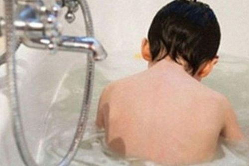 Đài Loan: Chỉ 12 phút bất cẩn, người cha sững sờ khi phát hiện con trai 3 tuổi chết đuối trong bồn tắm