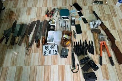 Kiểm tra ma túy, phát hiện cả 'kho' vũ khí