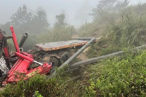 Xe đầu kéo chở trụ điện lao xuống vực, 2 người tử vong