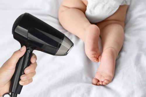 Em bé bỏng nặng, phải cắt 3 ngón chân do mẹ bật máy sấy tóc rồi ngủ quên
