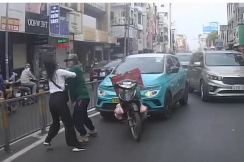 Công an làm việc với người giao hàng và nữ tài xế xô xát giữa đường ở TP.HCM