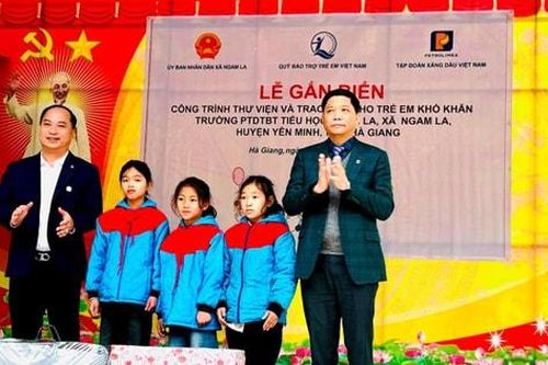 Tặng thư viện cho trẻ em khó khăn huyện Yên Minh, tỉnh Hà Giang