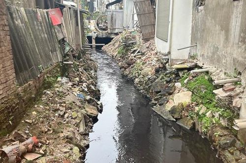 Hà Nội: Sống chung với ô nhiễm - nỗi ám ảnh kéo dài của người dân mương Thụy Khuê