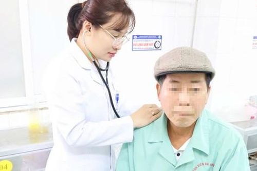 Người đàn ông 63 tuổi nhập viện vì men gan tăng cao do lạm dụng uống nước lá vối và xạ đen liên tục để giải độc