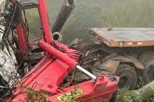 Xe chở cột điện lao xuống vực, 3 người thương vong
