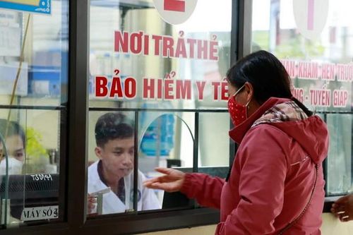 Có hay không sự phân biệt giữa người bệnh khám dịch vụ và khám BHYT?