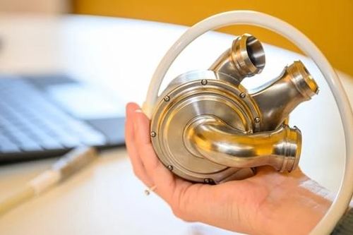 Sống sót 100 ngày nhờ tim tạm làm từ titan