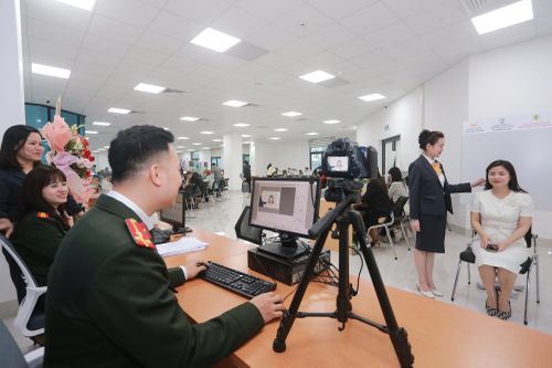 Đến Trung tâm Phục vụ hành chính công làm hộ chiếu trực tuyến