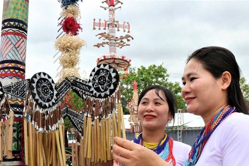 Quảng Ngãi: Nghệ thuật trang trí cây nêu của đồng bào Cor