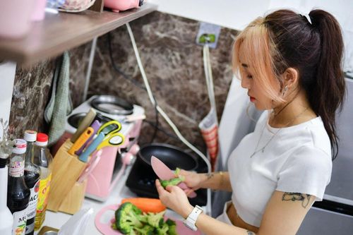 Bữa cơm nhà 'vắng' thịt heo vì giá tăng vọt ở TP.HCM