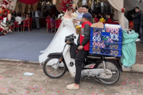 Shipper ngỡ ngàng khi cô dâu mặc váy cưới, dắt chú rể ra nhận hàng
