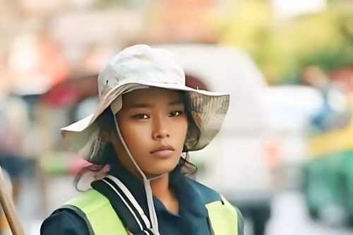 Cô gái quét rác ở Thái Lan bỗng nổi tiếng sau một bức ảnh