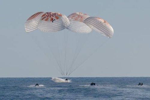 Khoảnh khắc 2 phi hành gia NASA đáp xuống biển sau 9 tháng trên vũ trụ