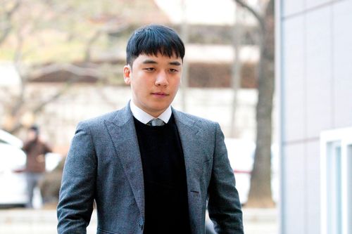Seungri được 10 vệ sĩ hộ tống vào hộp đêm ở Trung Quốc?