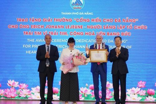 Giải thưởng 'Cống hiến cho Đà Nẵng' được trao cho giáo sư người Đức