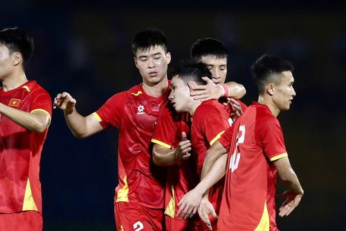 Xem Hai Long lập siêu phẩm sút phạt, thủ môn Campuchia bay người hết cỡ vẫn nhận bàn thua