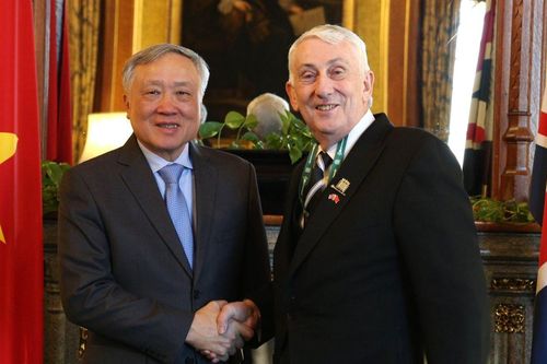 Phó Thủ tướng Thường trực Nguyễn Hòa Bình gặp Chủ tịch Hạ viện Anh Lindsay Hoyle