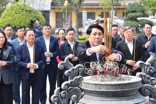Chủ tịch nước Lương Cường dâng hương tưởng nhớ Tổng Bí thư Nguyễn Văn Linh