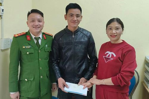 Giao trả 99 triệu đồng cho người chuyển nhầm qua tài khoản ngân hàng