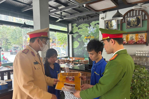 Cảnh sát giao thông Hà Nội tuyên truyền, vận động người dân 'Đã uống rượu bia không lái xe'