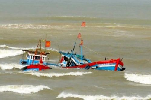 Hà Tĩnh: Cứu sống 6 thuyền viên gặp nạn trên biển