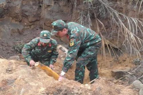 Xử lý an toàn quả bom từ trường nguy hiểm sót lại sau chiến tranh dọc QL15D