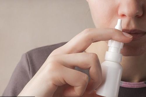 Mắc suy thượng thận vì lạm dụng thuốc xịt mũi chữa viêm xoang