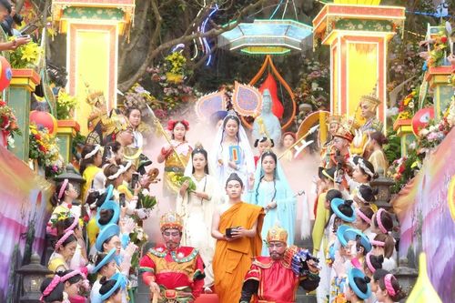 Hàng ngàn người chen chân chiêm ngưỡng Bồ tát tại Lễ hội Quán Thế Âm