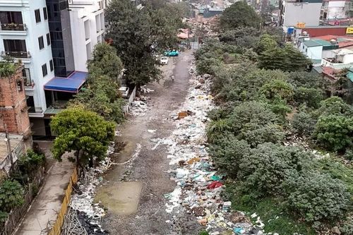 Con đường ngập rác giữa lòng Hà Nội
