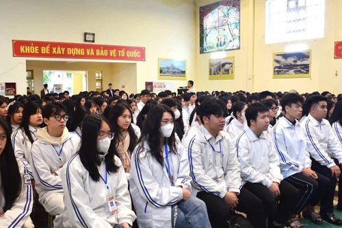 Hơn 500 học sinh Điện Biên tham gia tư vấn và giới thiệu học bổng tại Nga