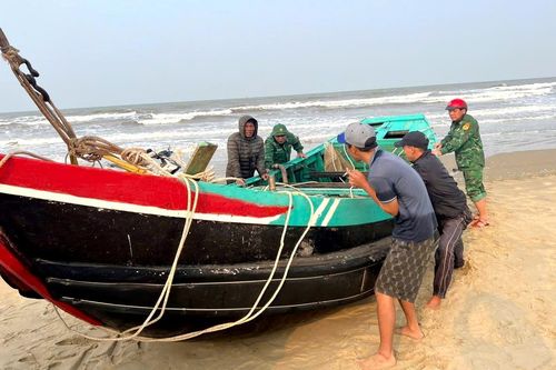 Cứu hộ thuyền đánh cá của ngư dân bị chìm trên biển