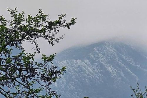 Sáng nay lạnh dưới 4 độ C. các đỉnh núi Sa Pa băng tuyết phủ trắng