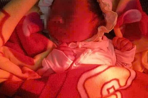 Tìm người thân cho bé trai bị bỏ rơi trong túi nilon ở Hà Tĩnh