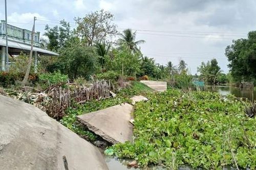 Dân bị cô lập vì nhiều đường sạt lở hơn một năm chưa được sửa