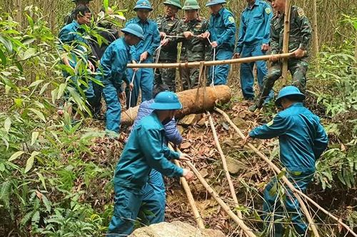 Phát hiện quả bom còn nguyên kíp nổ khi thi công sân bóng