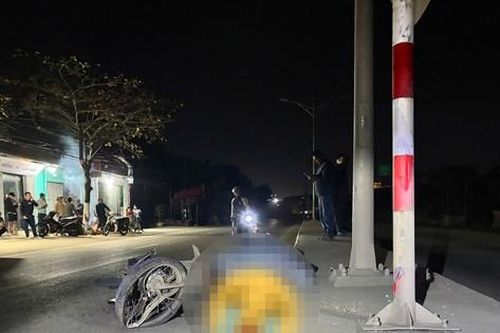 Clip người điều khiển xe máy tử vong sau khi đâm vào dải phân cách
