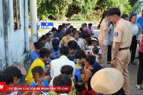 'Xe mì 0 đồng' - hành trình sẻ chia yêu thương