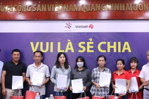 2.728 thẻ bảo hiểm sức khỏe tặng người bán vé số