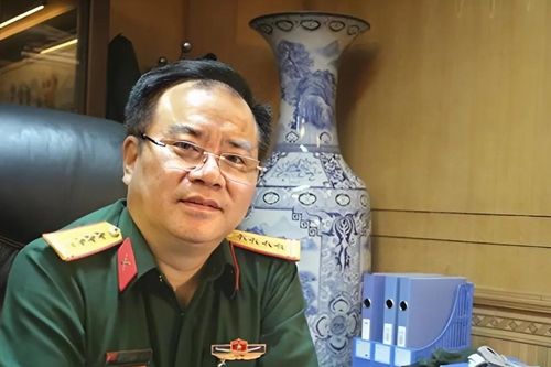 Phản ứng bất ngờ của NSND Quốc Trượng khi bị bạn diễn làm sứt răng trên sân khấu