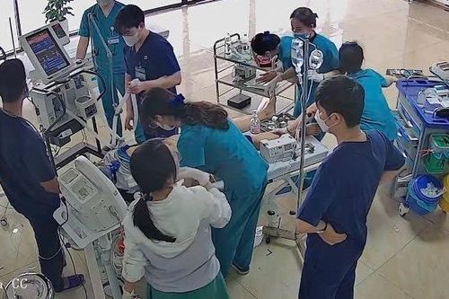 4 phút đẩy băng ca chạy trên đường, ép tim cấp cứu thanh niên bị điện giật ngưng thở