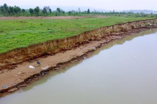 Cận cảnh sạt lở đất nghiêm trọng dọc sông Lam