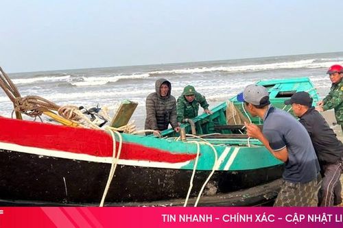 Kịp thời ứng cứu 4 thuyền viên gặp nạn trên biển Hà Tĩnh