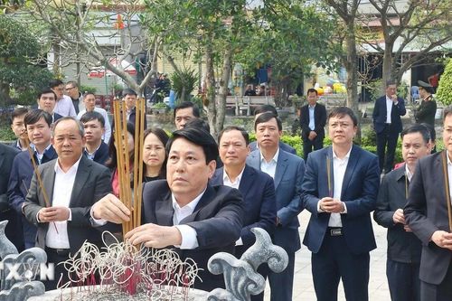Chủ tịch nước dâng hương tại khu lưu niệm các tiền bối cách mạng ở Hưng Yên
