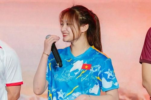 Hot girl U20 Việt Nam bị 'truy lùng' danh tính khi đứng kế Hoàng Đức - Văn Thanh