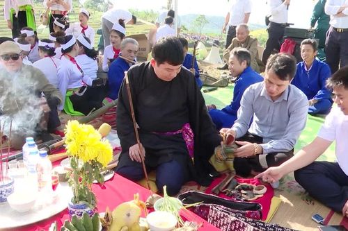 Những nghệ nhân gìn giữ, lan tỏa sức sống của di sản Mo Mường ở Hòa Bình