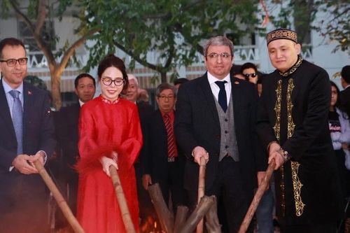 Trải nghiệm phong tục đón năm mới của Azerbaijan tại Hà Nội