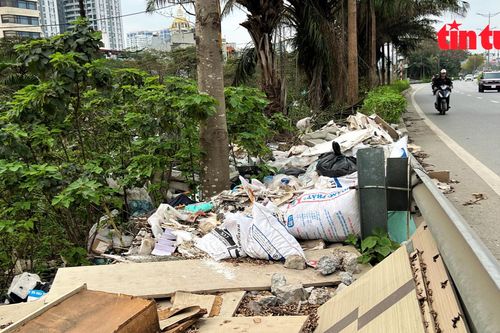 Nhức nhối tình trạng đổ trộm rác thải trên đường vành đai ở Hà Nội